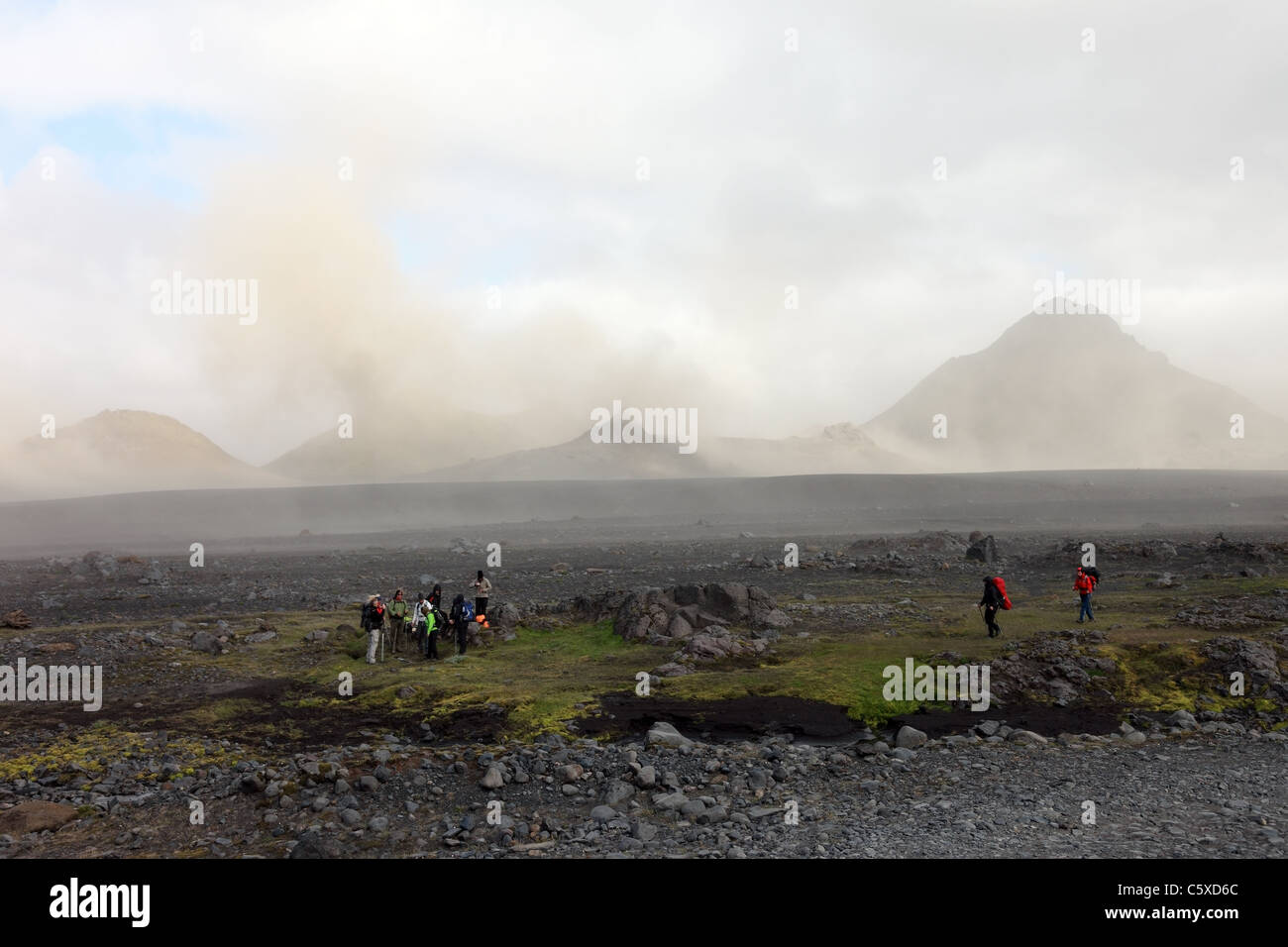 Gli escursionisti in Emstrur Area del Laugavegur (Laugavegurinn) Sentiero Escursionistico con polvere vulcanica Storm dietro, Islanda Foto Stock