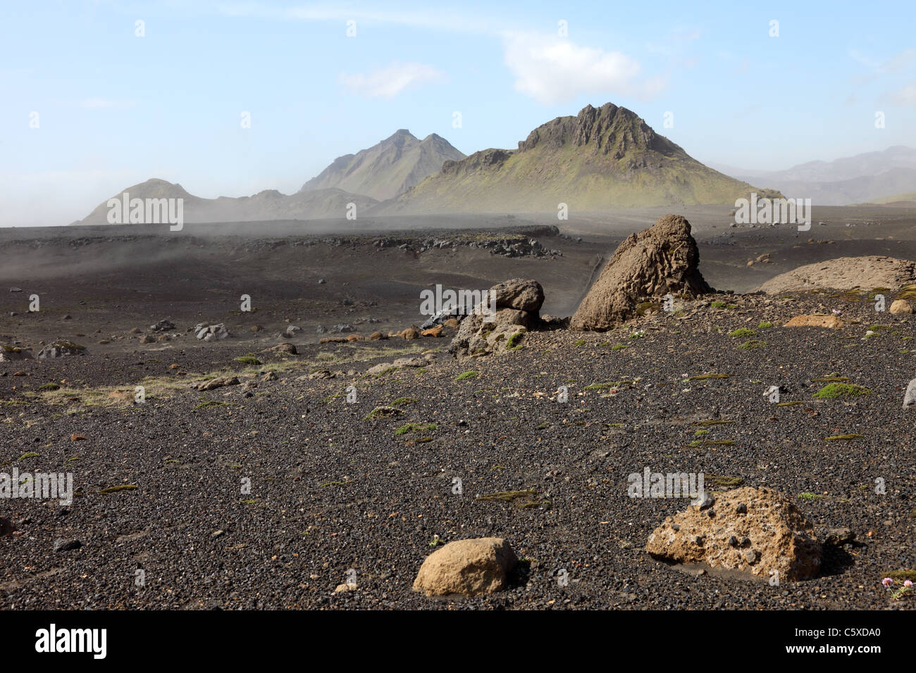 La polvere vulcanica soffiando attraverso il desolato paesaggio Emstrur sul Laugavegur Hiking Trail Fjallabak Islanda Foto Stock