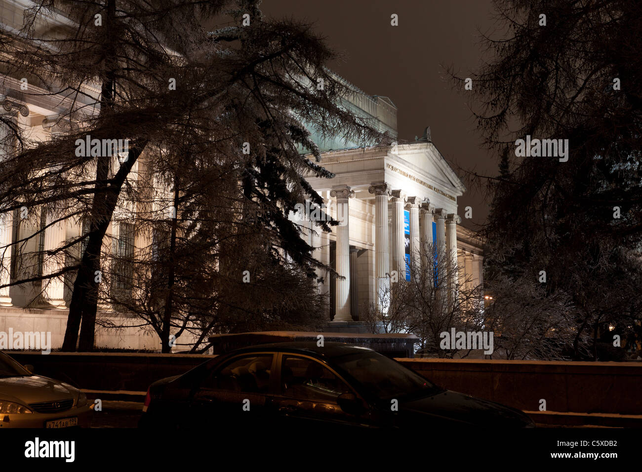 Il Pushkin Museo Statale di Mosca alla notte invernale Foto Stock