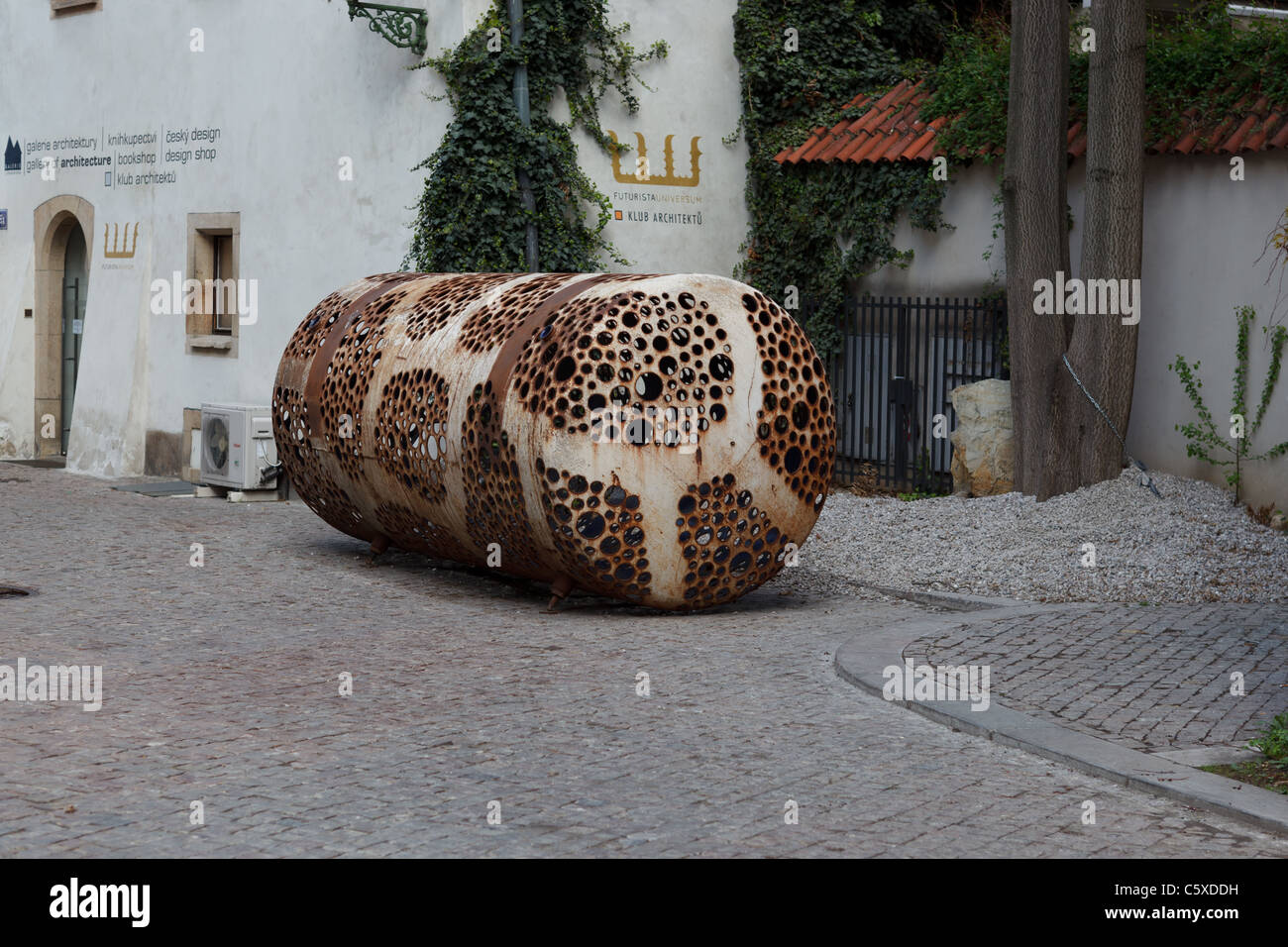 Arte moderna di Praga: Serbatoio pieno di fori Foto Stock