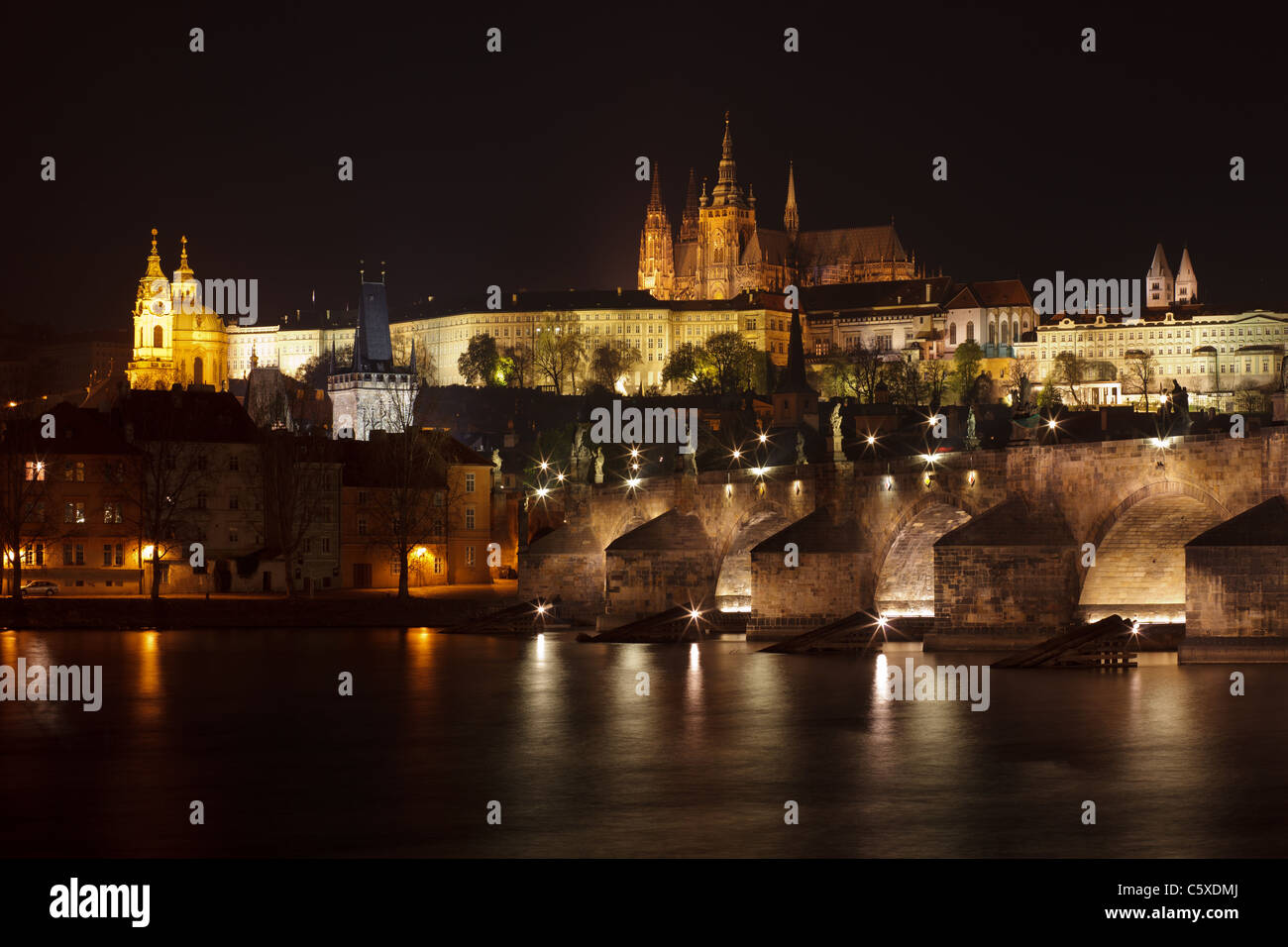 Praga di notte, Charles Bridge di notte Foto Stock