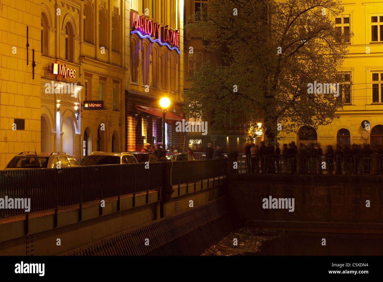 Praga di notte, Karlovy Lazne - la maggior parte dei nightclub di fantasia in Europa Foto Stock