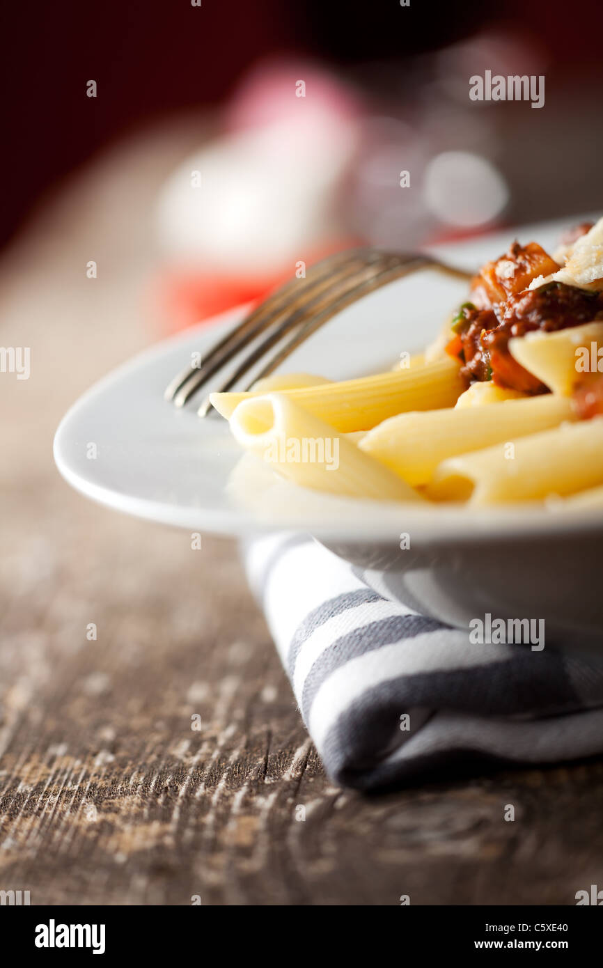 Penne alla bolognese e formaggio parmigiano Foto Stock