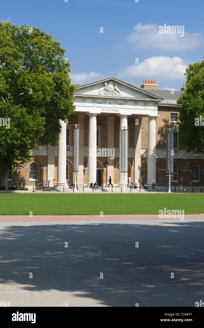 La Saatchi art gallery nel vecchio Duke of York's HQ, appena fuori la Kings Road a Chelsea, Londra, Inghilterra, Regno Unito. Foto Stock