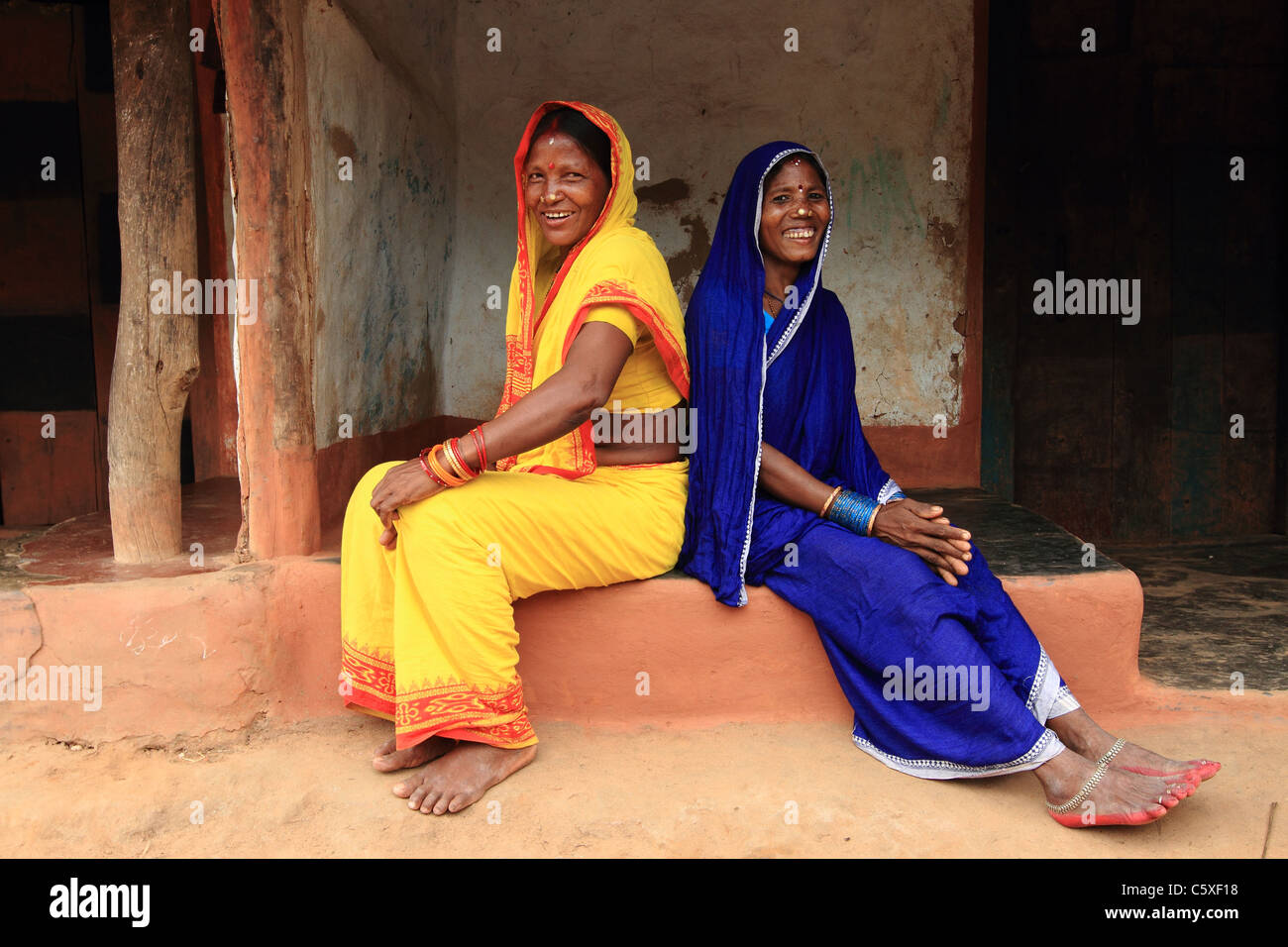 Due indiani felici donne tribali- ridere Foto Stock