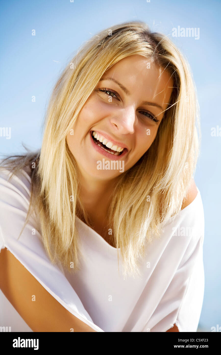 Giovane donna sorridente Foto Stock