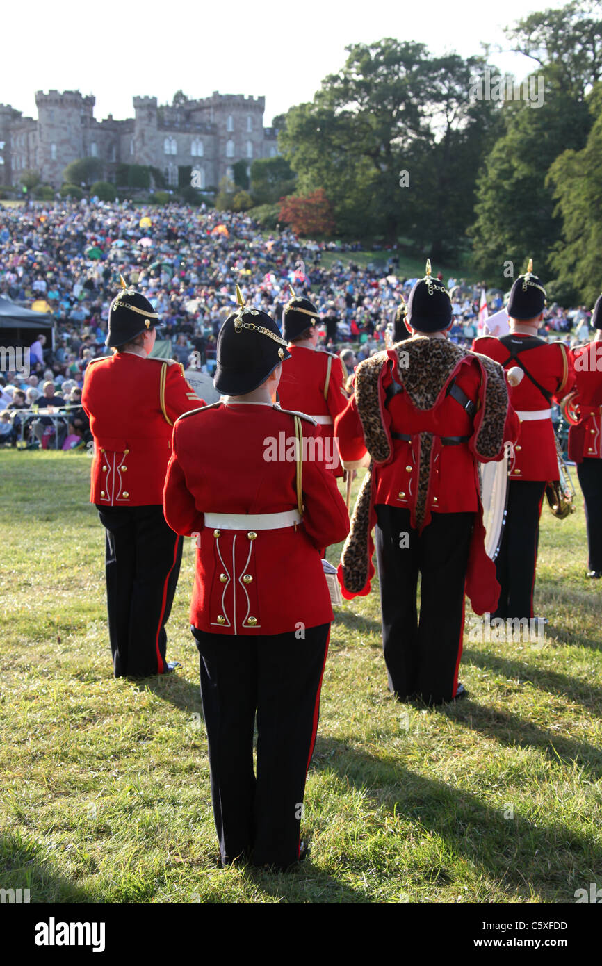 La banda di volontariato del reggimento Mercian durante il Cholmondeley Concerto di Fuochi d'artificio e Tatuaggio militare. Foto Stock