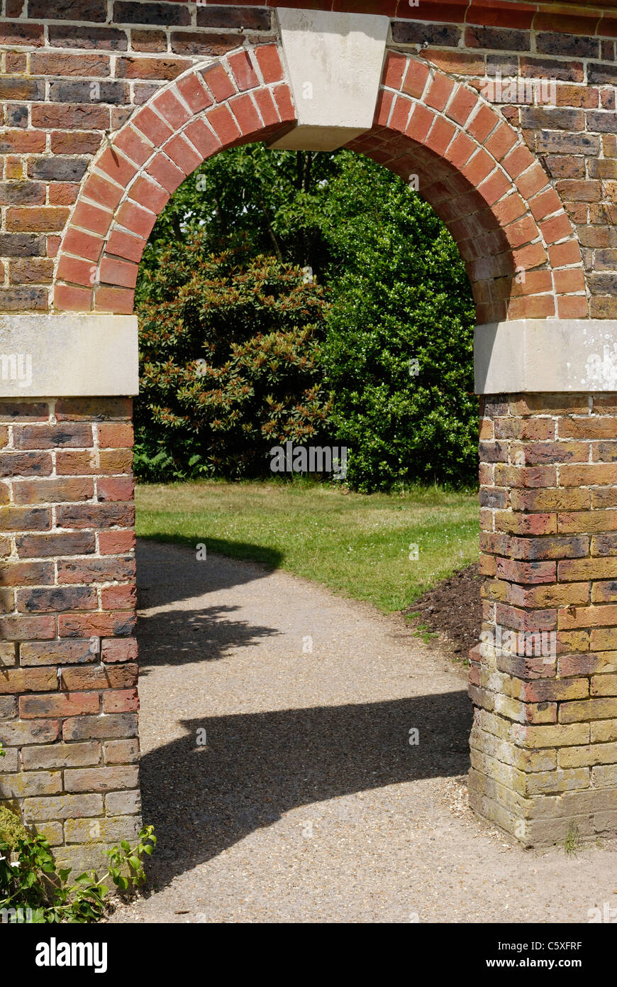 Porta di ingresso al giardino. Arco in un muro di mattoni. Foto Stock