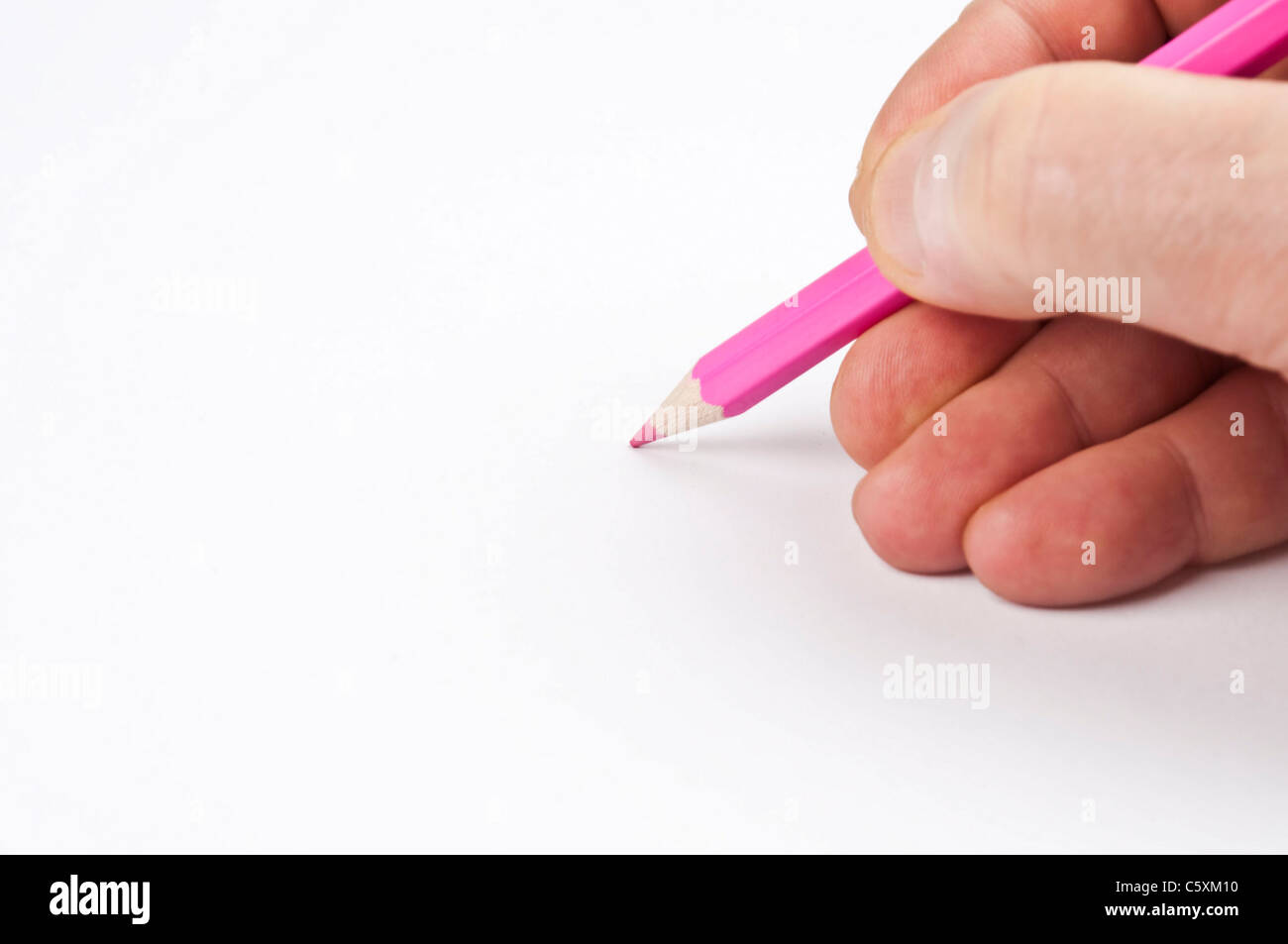 Maschio di scrivere a mano con matita rosa Foto Stock