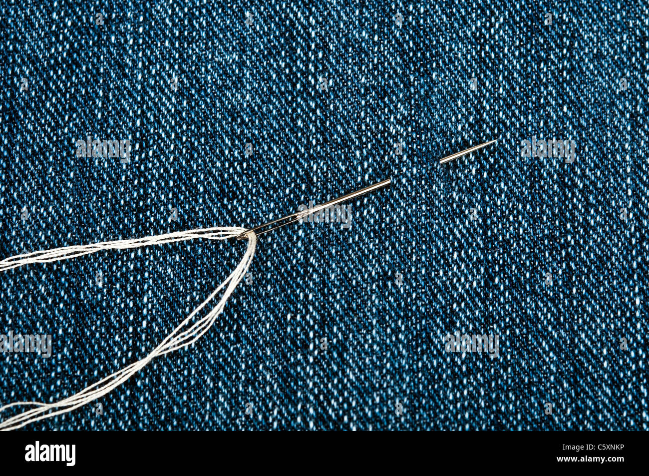 Filettatura su blue jeans materiale Foto Stock