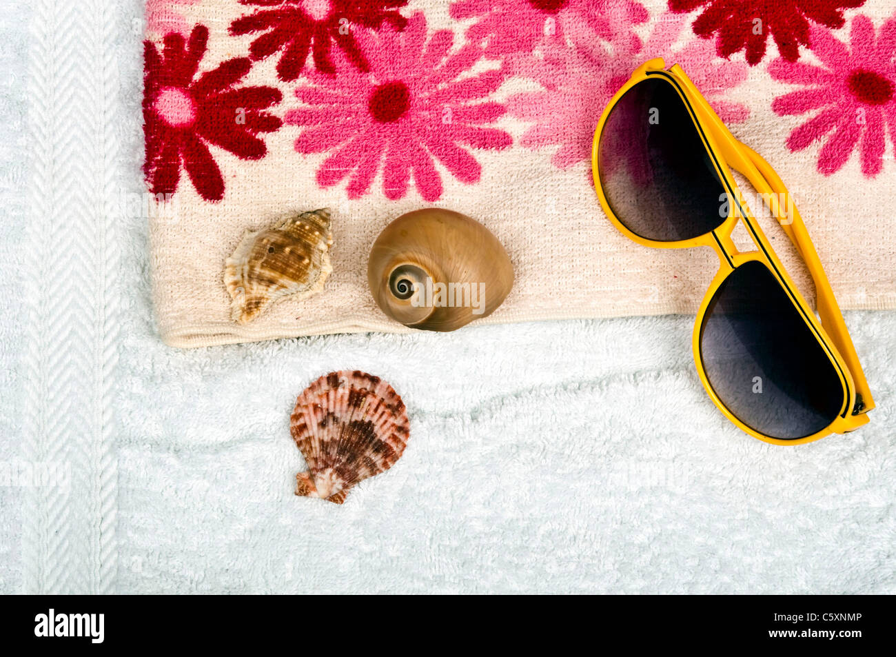 Occhiali da sole su due asciugamani Foto Stock