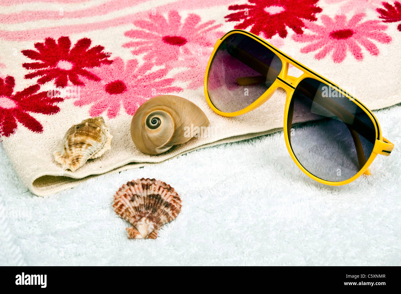 Occhiali da sole su due asciugamani Foto Stock