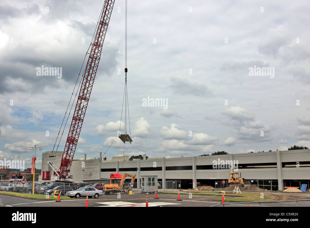 Il sollevamento con gru lastra di cemento in cantiere, Danbury Hospital, Danbury CT Foto Stock