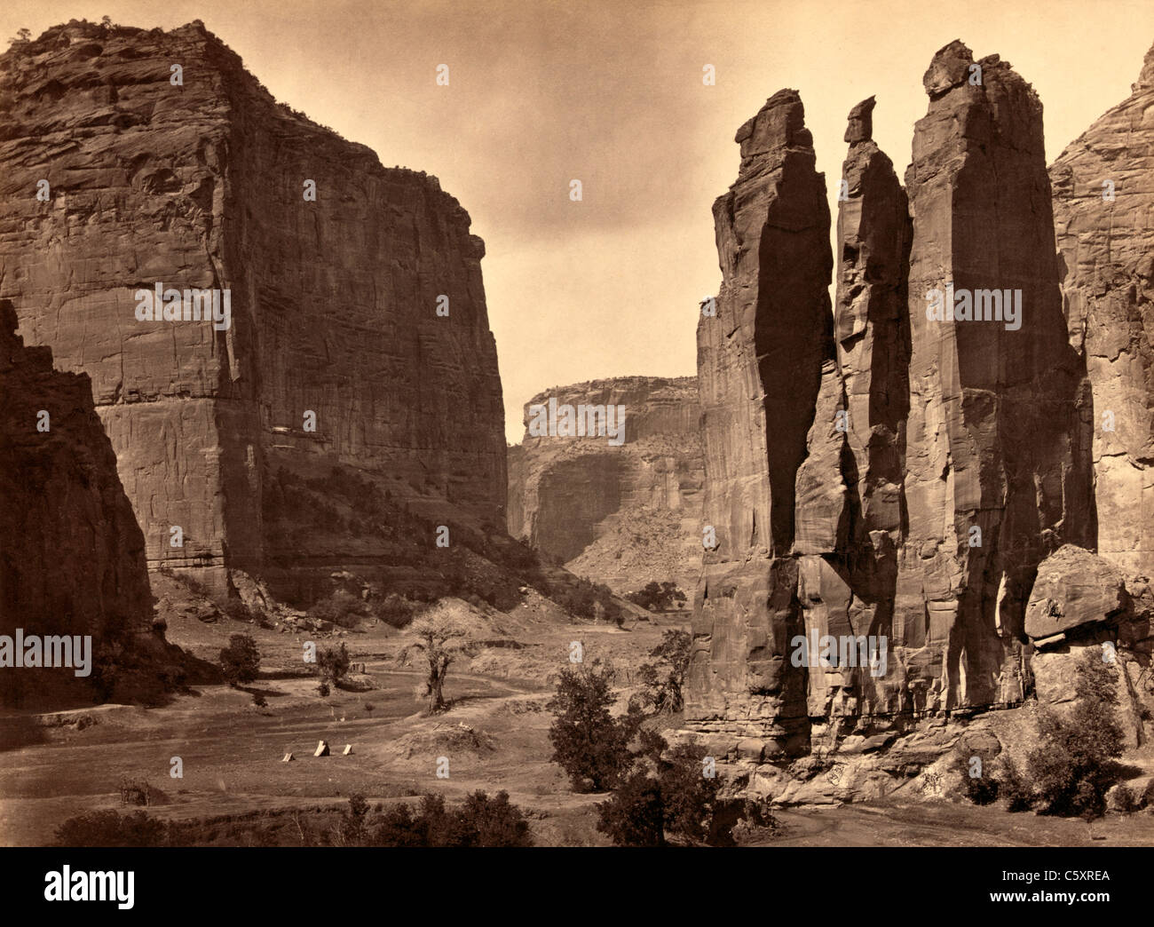 Cañon de Chelle. Pareti del Grand Cañon circa 1200 metri in altezza, circa 1873 Foto Stock