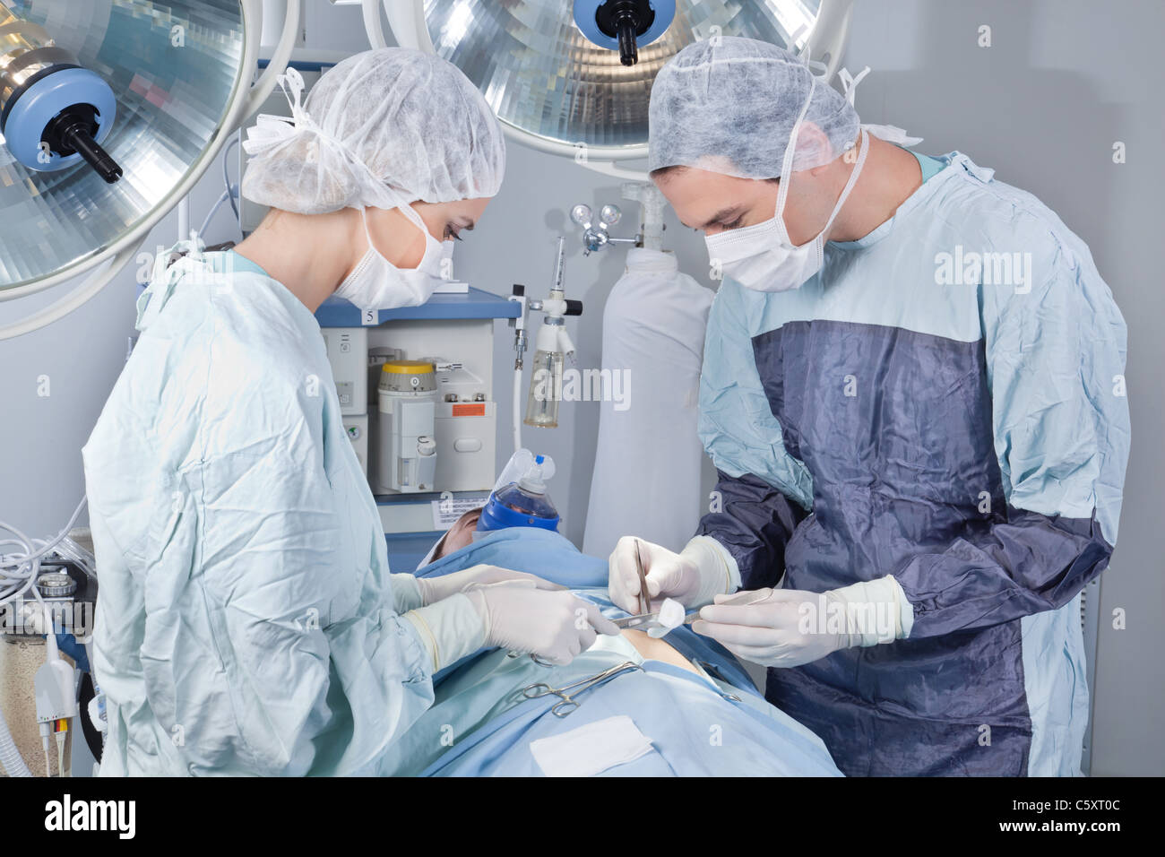 Chirurgo azionando il paziente in sala operatoria in ospedale Foto Stock