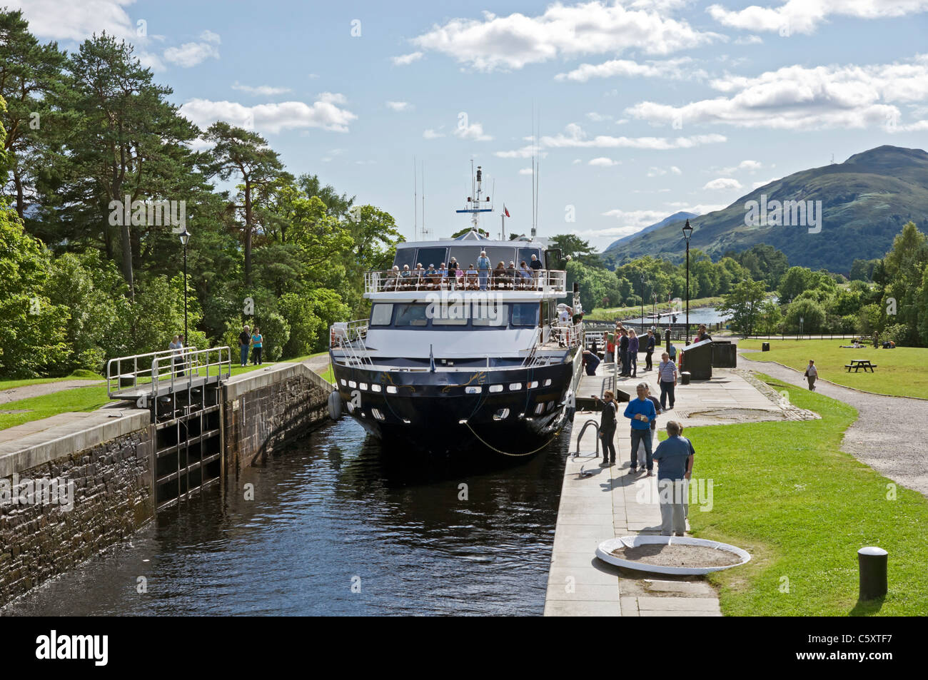 Nave passeggeri signore del Glens è passante attraverso di Nettuno sulla scala di Caledonian Canal a Banavie vicino a Fort William Foto Stock