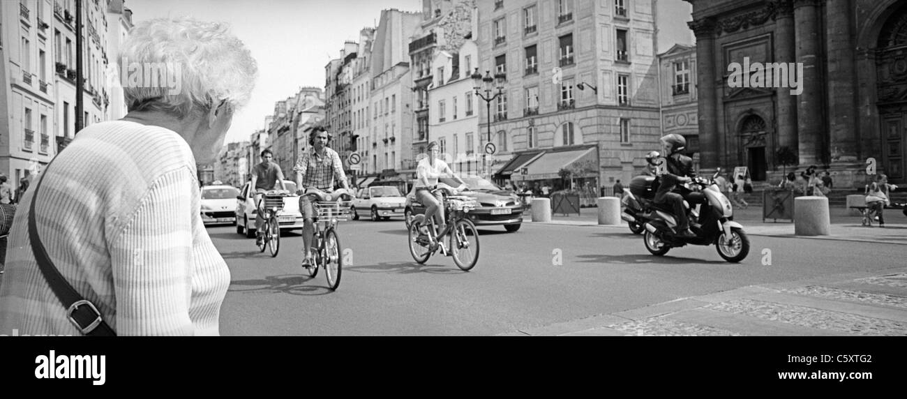 Una scena di strada di Parigi in Francia mostra Velib bike, una scala grande pubblico sistema bike in Parigi Francia. Foto Stock