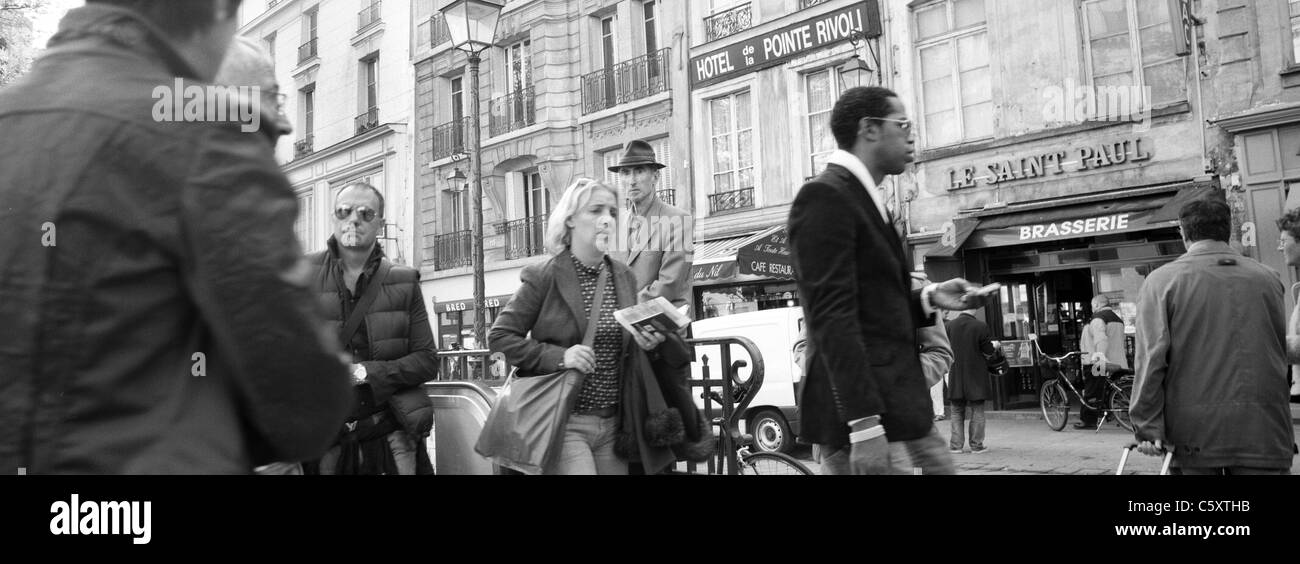 Un bianco e nero scena di strada nei pressi della metro di Parigi, Francia Foto Stock