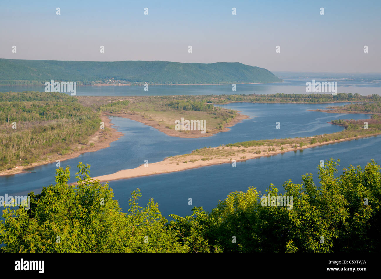 Vista del fiume Volga e Zelenenky isola dal ponte di osservazione vicino Samara Foto Stock