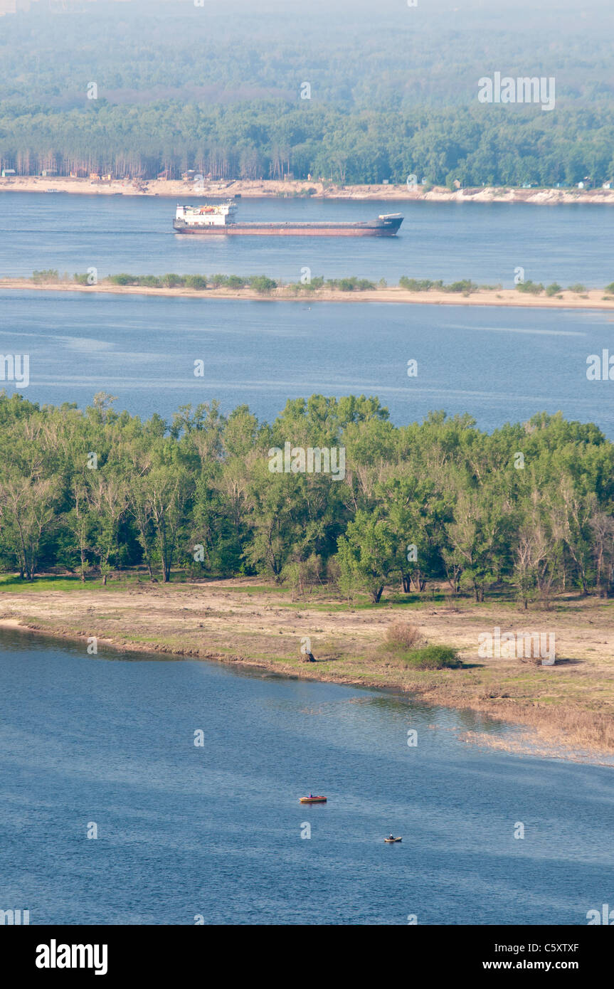Barge andando da Zelenenky isola in Volga vicino Samara Foto Stock