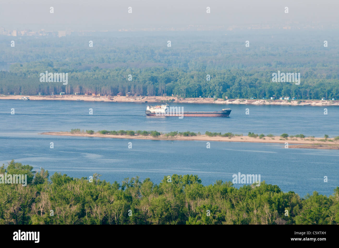 Barge andando dal villaggio podgory in Volga vicino Samara Foto Stock