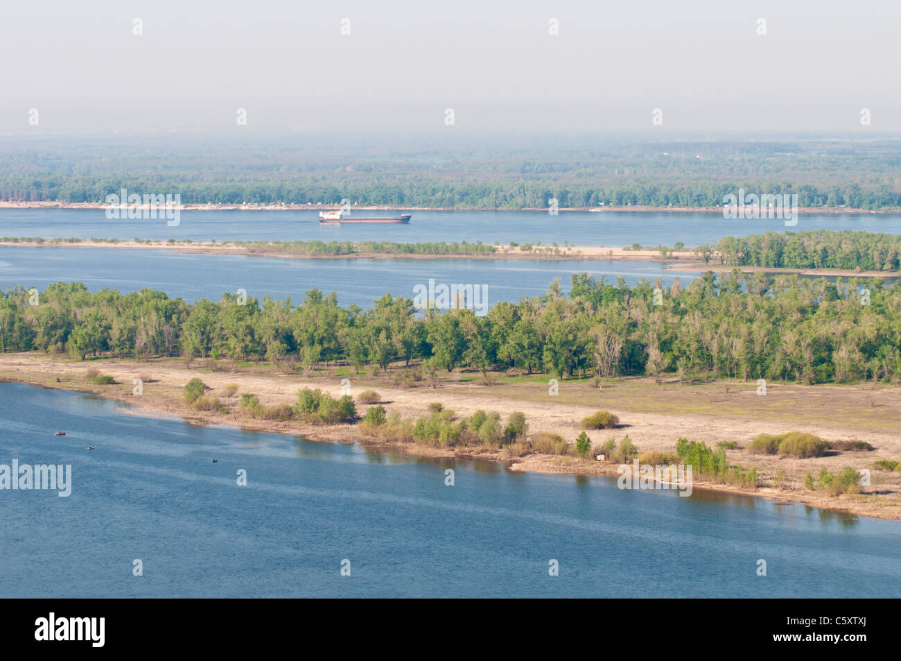 Rusty barge vicino Samara sul fiume Volga Foto Stock