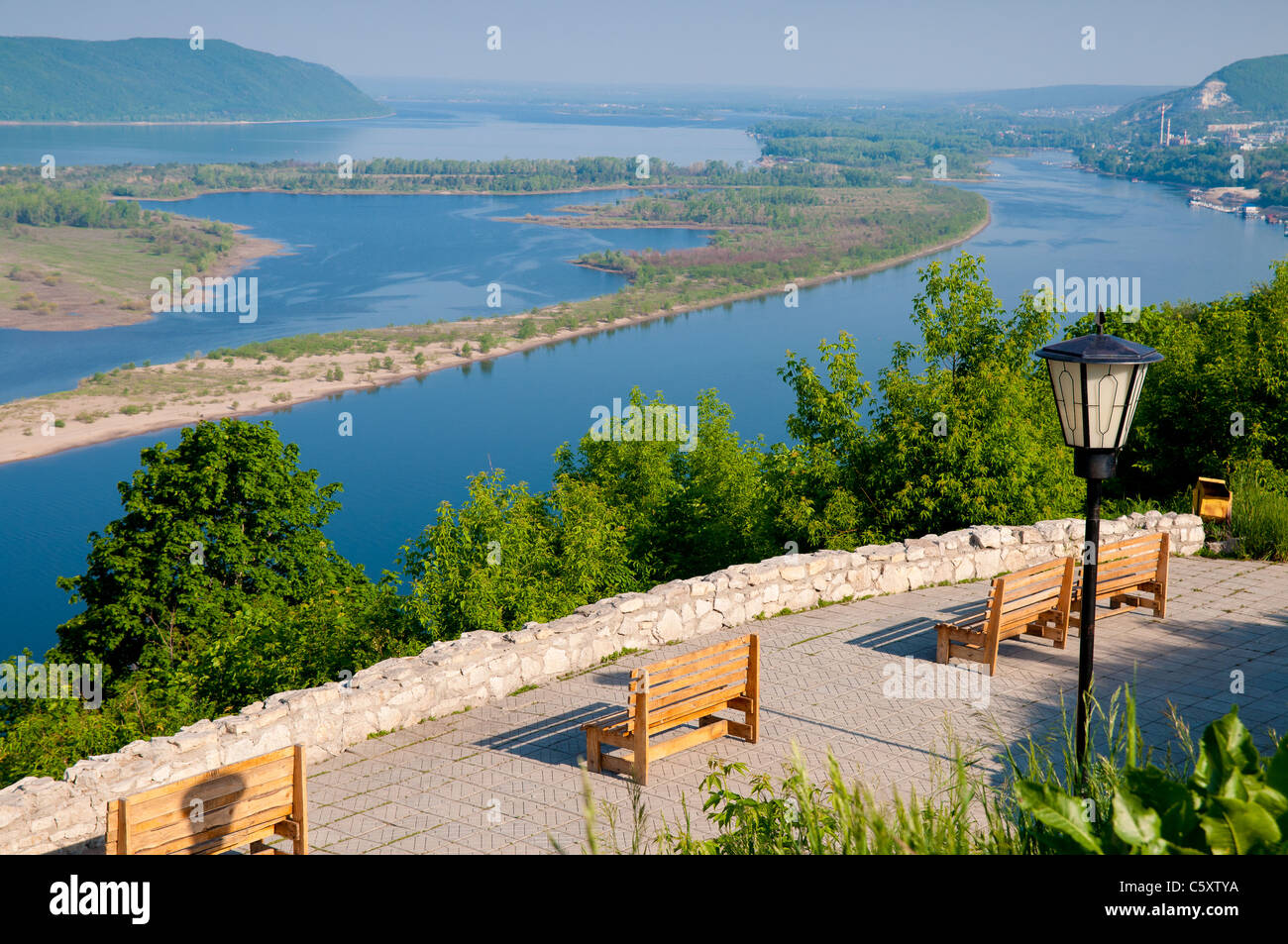 Piattaforma di Osservazione con la vista del fiume Volga, Zhiguli montagne e Samarskaya Luka parco nazionale Foto Stock