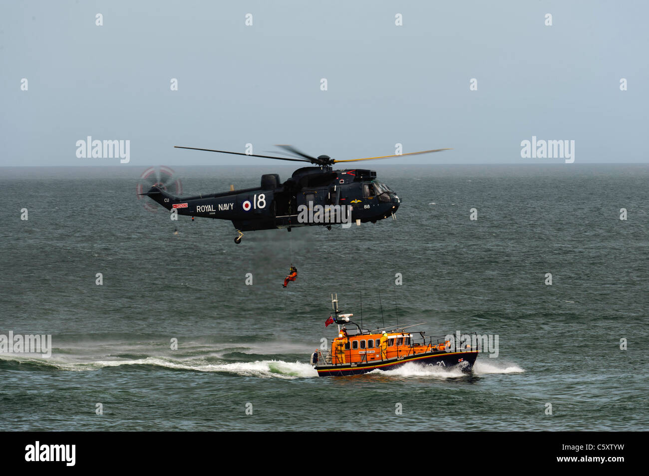 Sea King e elicottero R.N.L.I. scialuppa di salvataggio visualizzare Dawlish Air Show South Devon Regno Unito Foto Stock