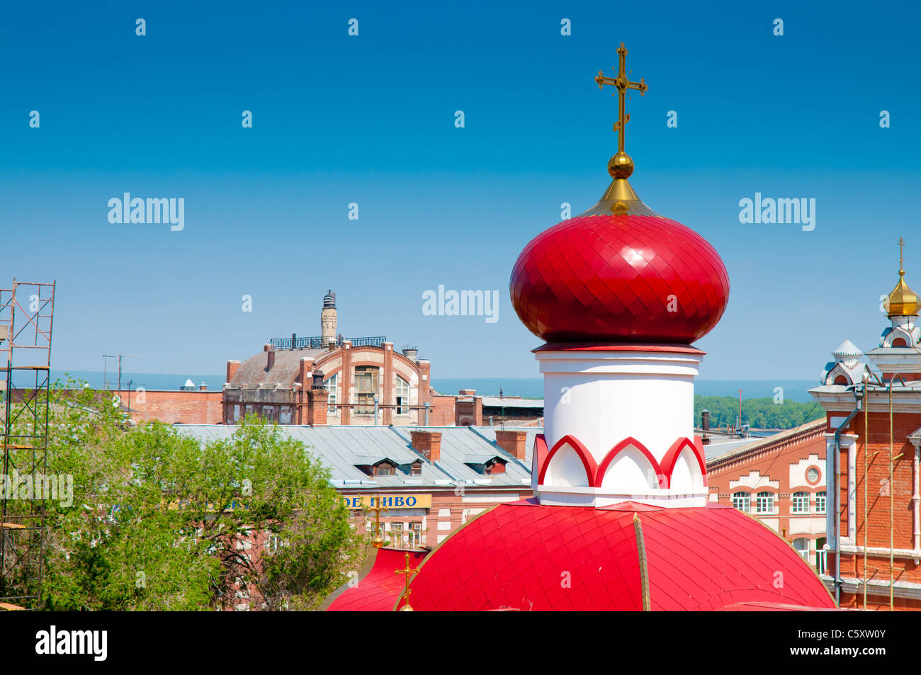 Bella rossa cupola della Iversky convento (monastero) a Samara con la fabbrica di birra Zhiguli sullo sfondo Foto Stock