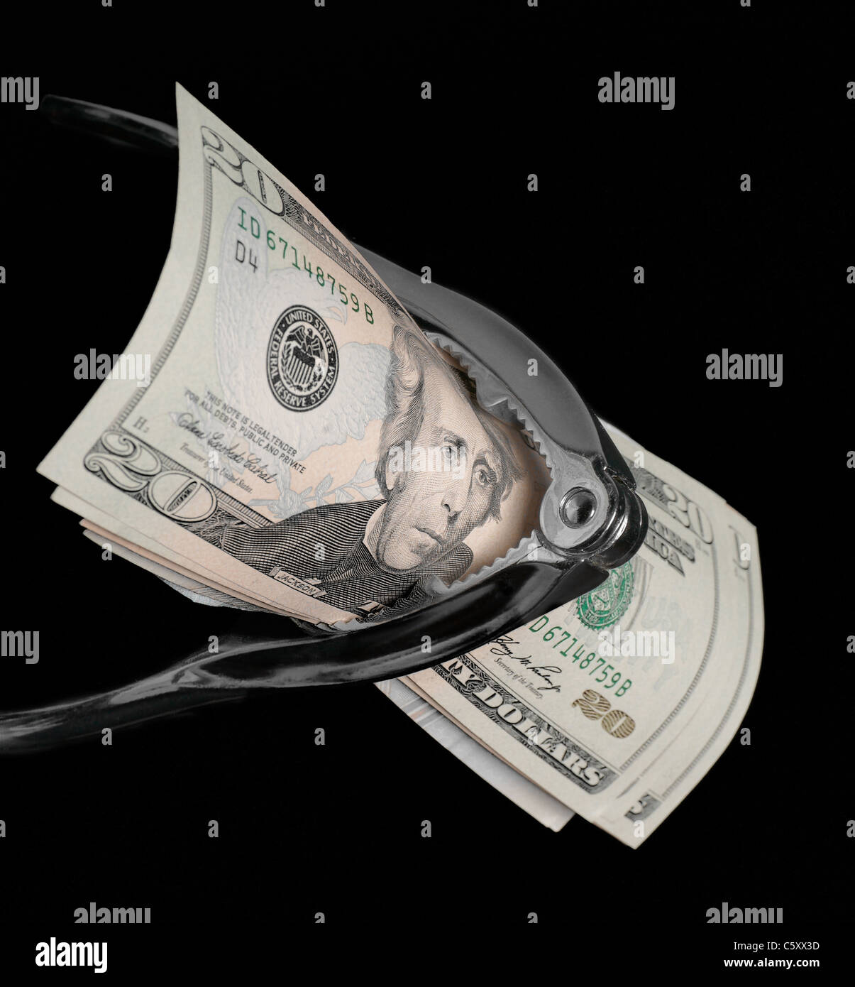 Il denaro e la crisi finanziaria squeeze su denaro abstract su sfondo nero Foto Stock
