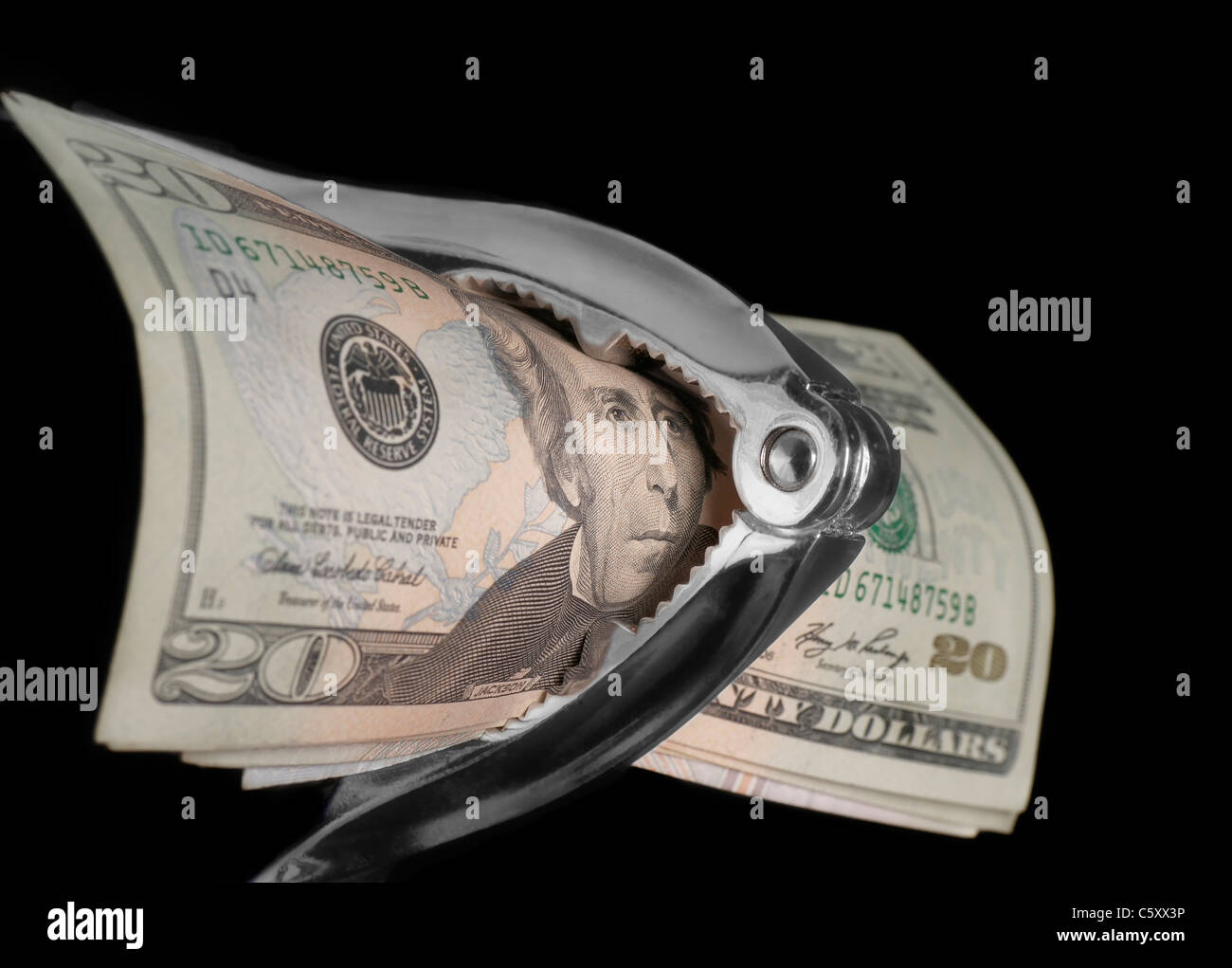 Il denaro e la crisi finanziaria squeeze su denaro abstract su sfondo nero Foto Stock