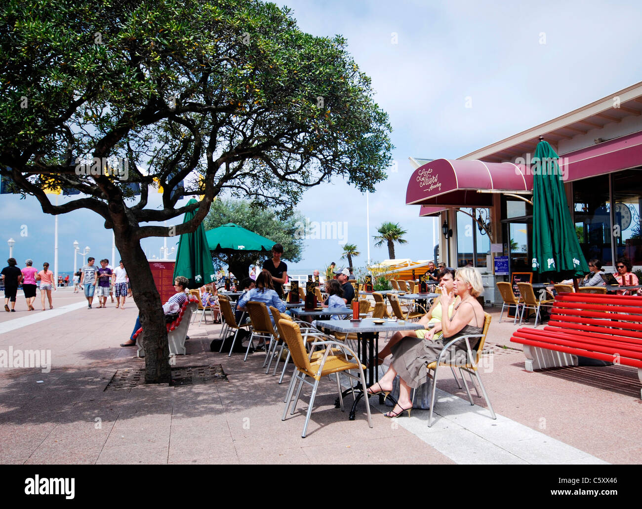 La gente di relax presso il Le Thiers Arcachon ristorante sulla spiaggia in Arcachon Francia, vicino al molo del traghetto Jetée Thiers. Foto Stock