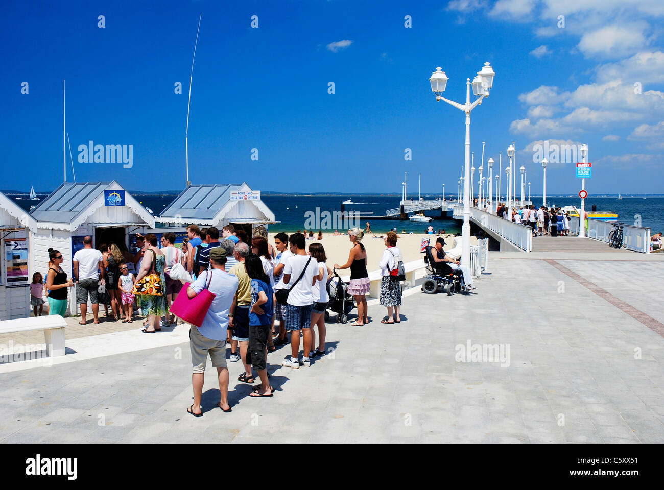 Jetée Thiers pier da spiaggia in Arcachon, Francia. Da qui partono i traghetti per Cap Ferret e altre fermate intorno a Baia di Arcachon. Foto Stock