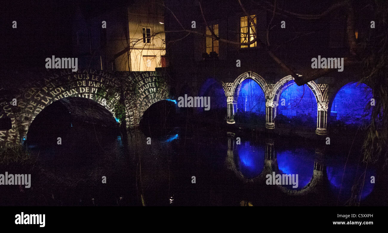 La St Hilaire ponte in Chartres illuminato. Foto Stock
