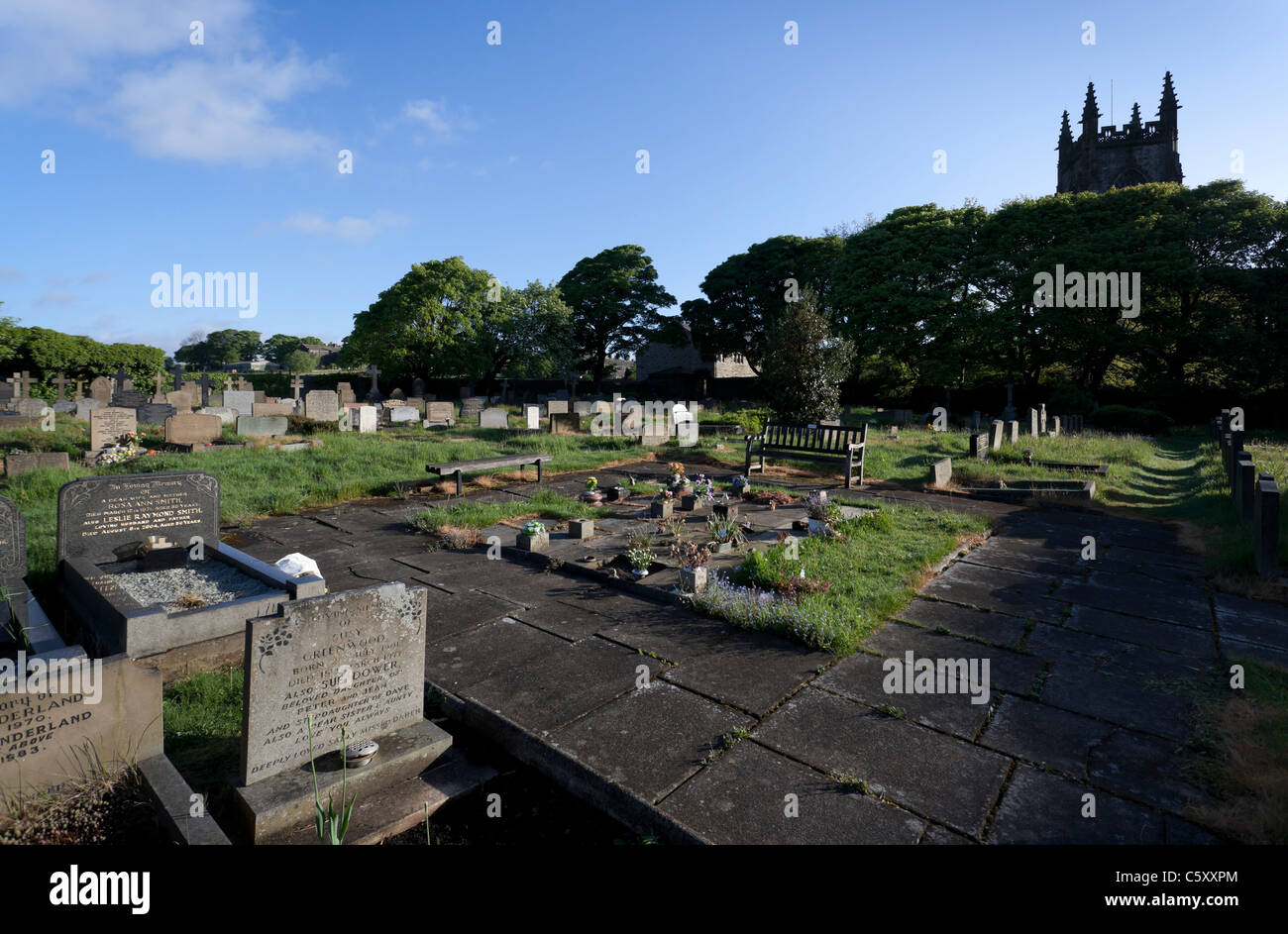 La chiesa parrocchiale di Heptonstall, San Tommaso Apostolo, completata nel 1854 per sostituire l'adiacente XI secolo la chiesa. Foto Stock