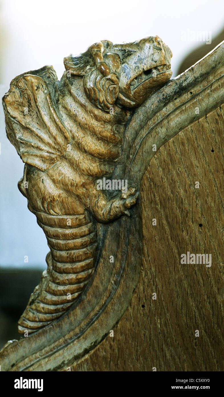 Gateley, Norfolk, in legno intagliato del rettile alato medievale banco fine termina in legno intagliato sculture carving cingoli Caterpillar Foto Stock