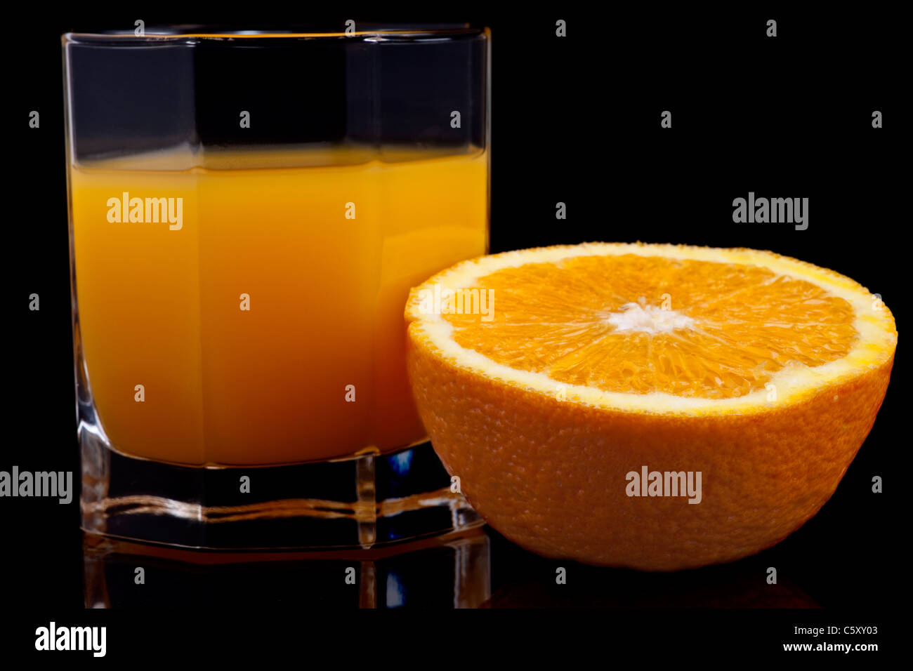 Bicchiere di succo d'arancia immagini e fotografie stock ad alta  risoluzione - Alamy