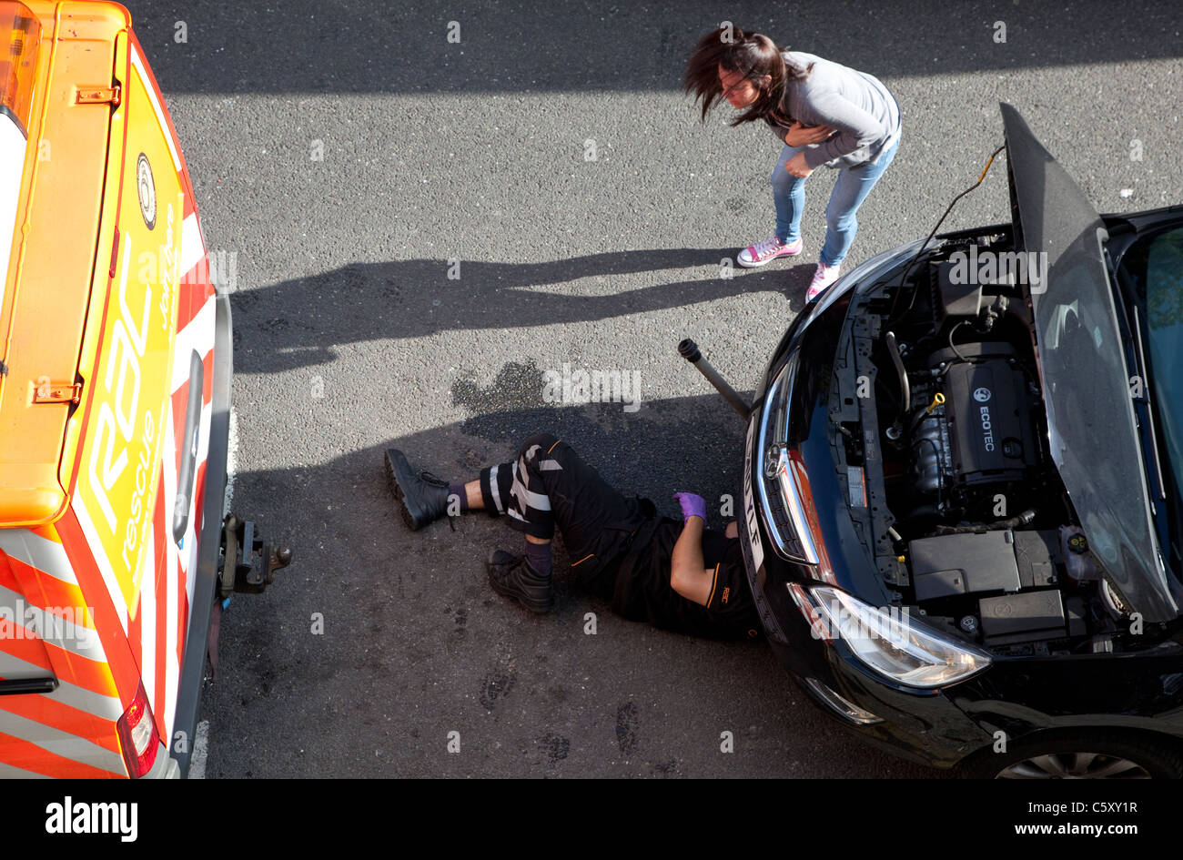 RAC patrolman assiste a disaggregate in auto, Islington, Londra Foto Stock