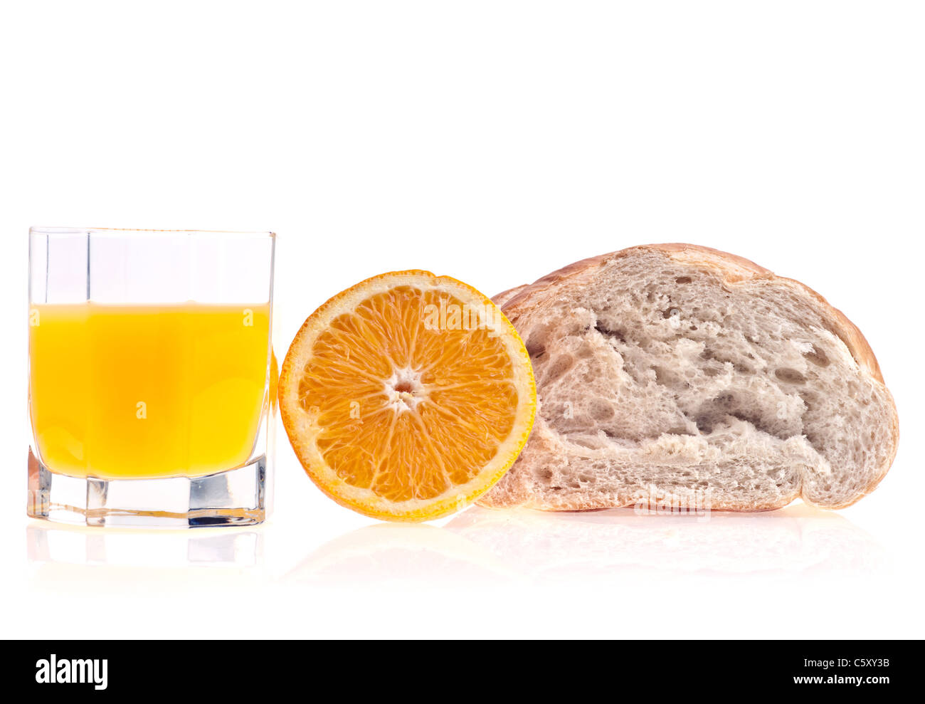 Bicchiere di succo di arancia, succo di arancia e pane su sfondo bianco Foto Stock