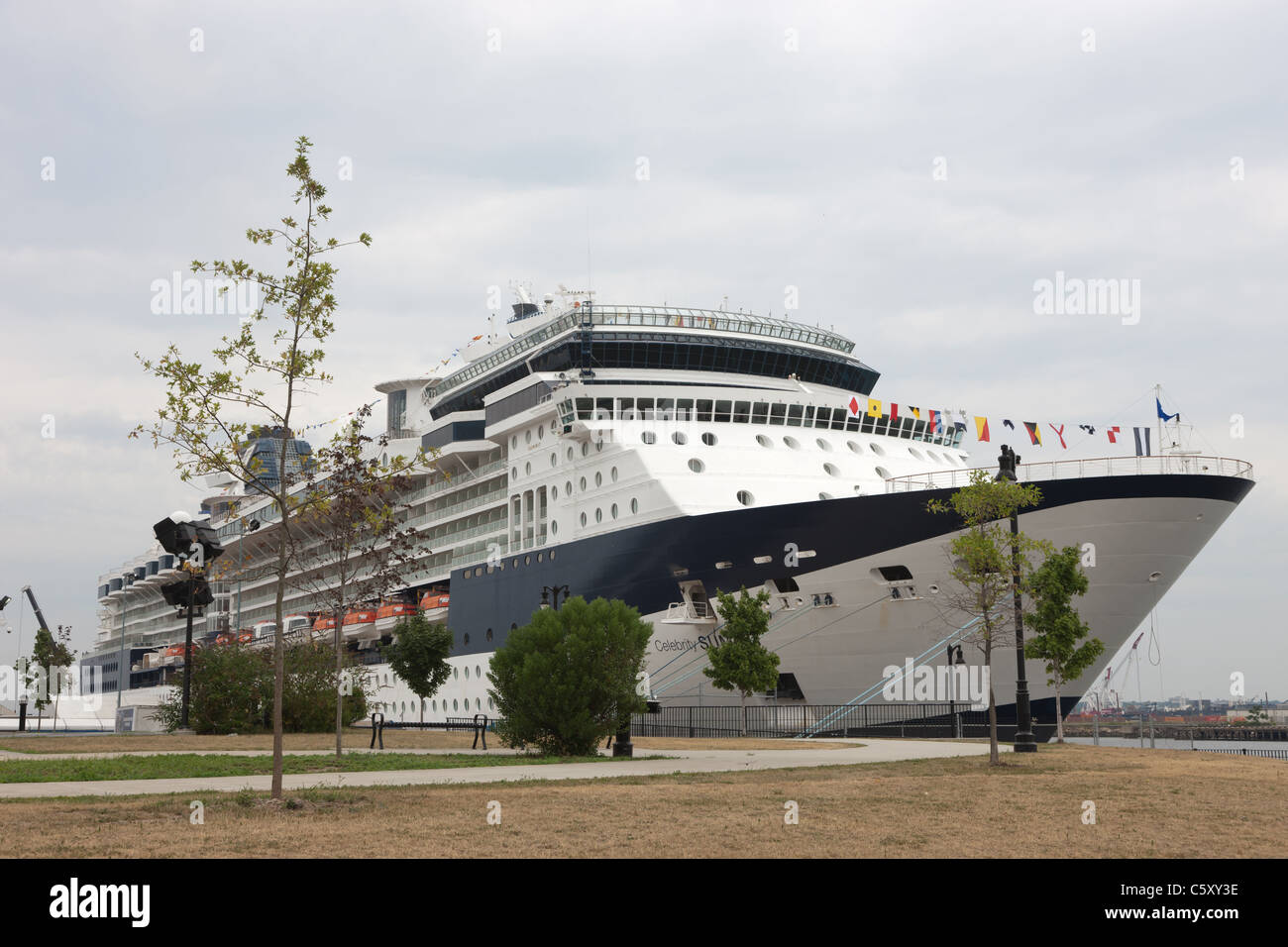 Celebrity Cruises nave da crociera Celebrity Summit ancorato nel Cape Liberty Cruise Port a Bayonne, New Jersey. Foto Stock