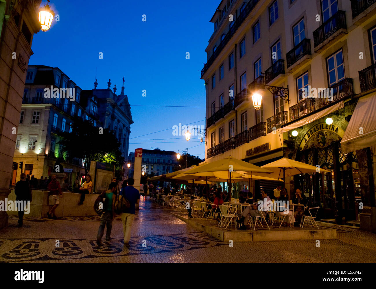 Tramonto su Café Brasileira in Rua Garrett, in occasione del Consiglio di Lisbona del quartiere Chiado. Foto Stock