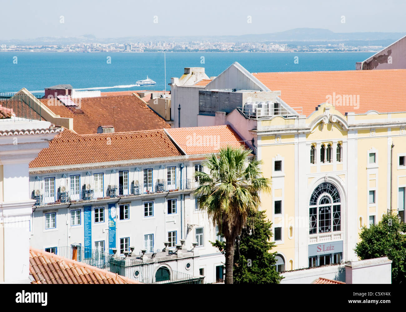 Vista del centro di Lisbona quartiere Chiado e il lungofiume dal bar sul tetto al Bairro Alto Hotel, Lisbona. Foto Stock