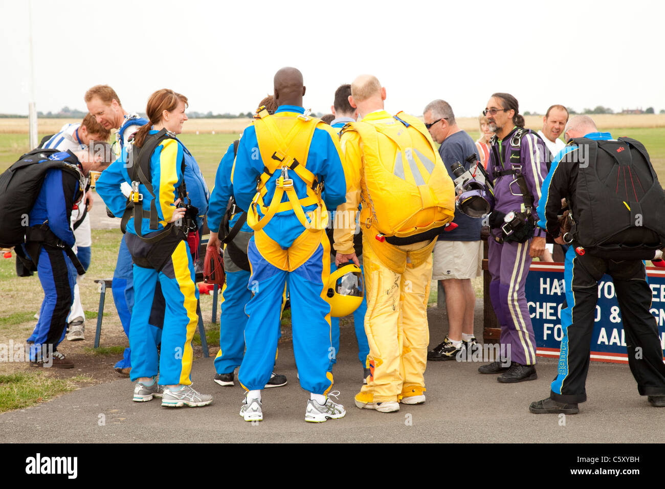 Un gruppo di amici a Langar Skydive Il centro di Nottingham REGNO UNITO Inghilterra Foto Stock