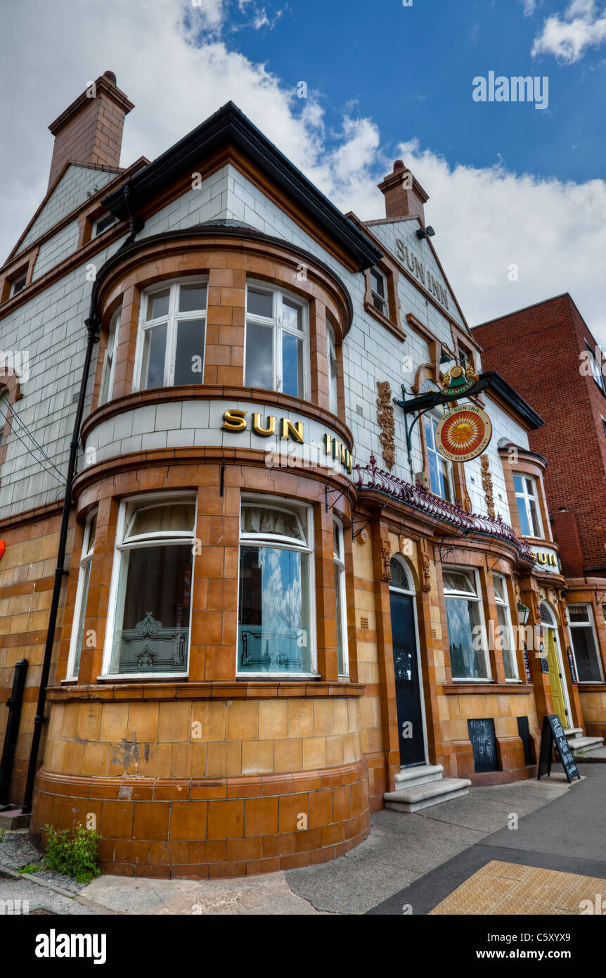 Sun Inn West Bar, Chesterfield, Derbyshire, un vecchio pub decorata con piastrelle di ceramica e le placche Foto Stock