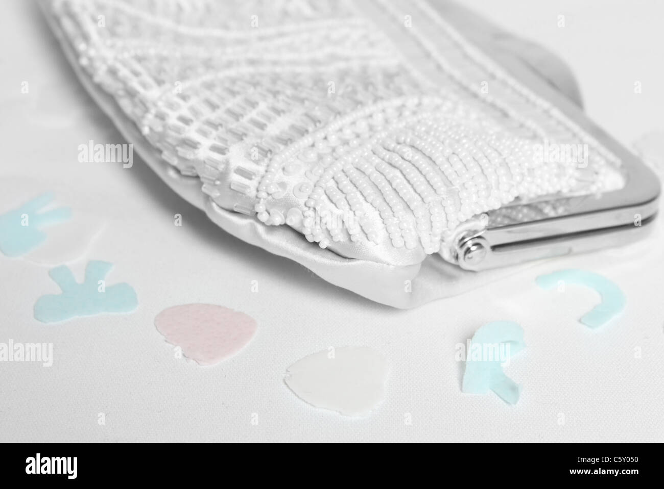 Bordato in borsa in bianco e nero con i confetti in colore selettivo Foto Stock