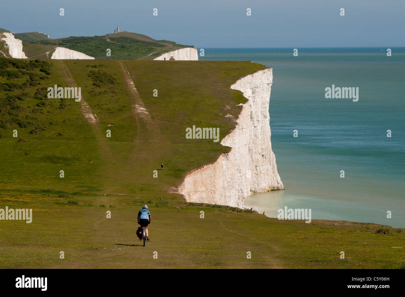 Ciclista su Chalk scogliere delle Sette sorelle, Sud albe modo, Sussex, England, Regno Unito Foto Stock
