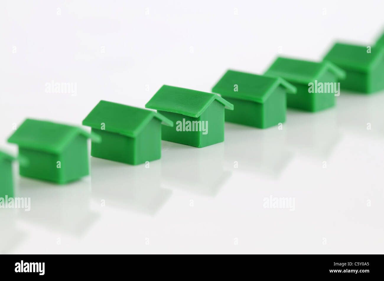 Fila di verde case modello Foto Stock