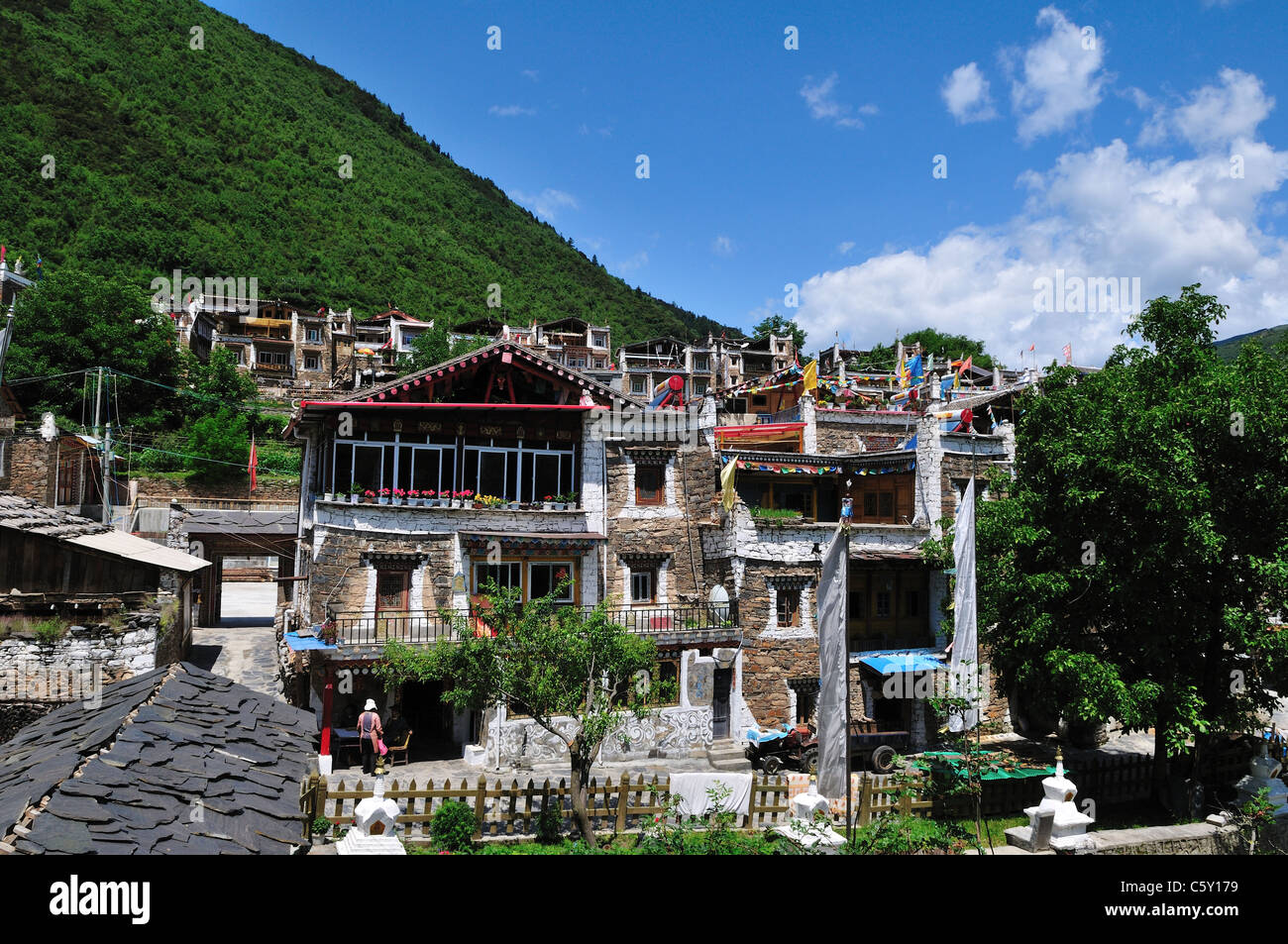 Case in un villaggio tibetano. Sichuan, in Cina. Foto Stock