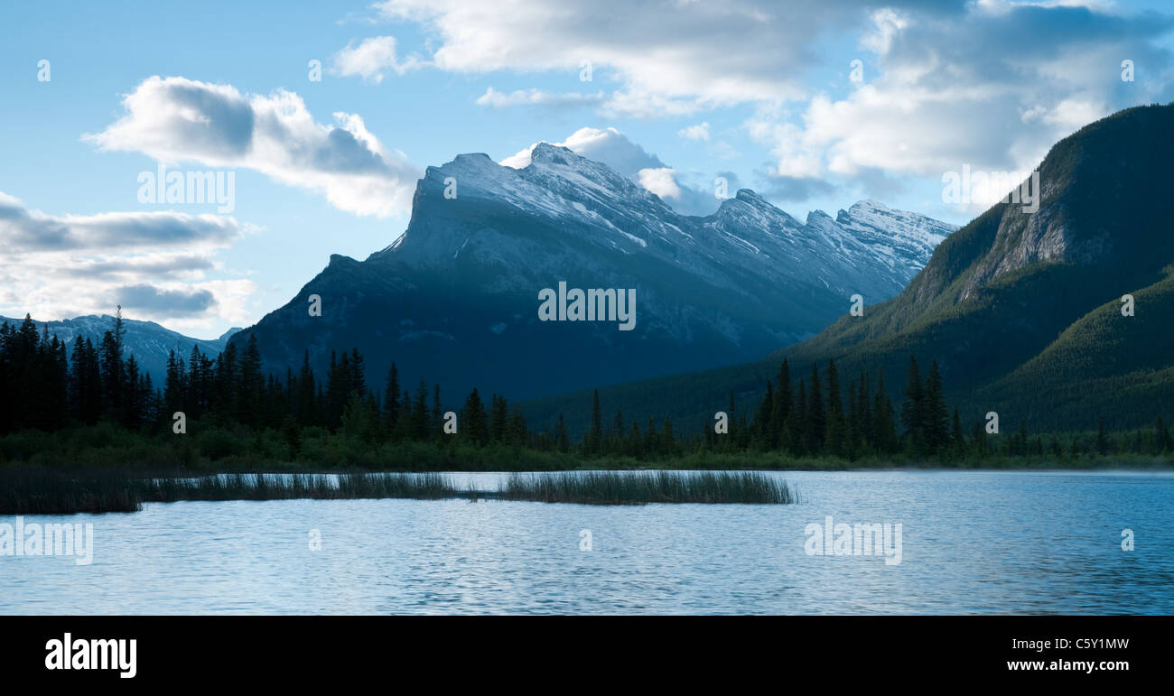 Una vista del paesaggio di Mount Rundle e Montagna di Zolfo si riflette nelle acque dei Laghi Vermillion, nel Parco Nazionale di Banff. Foto Stock