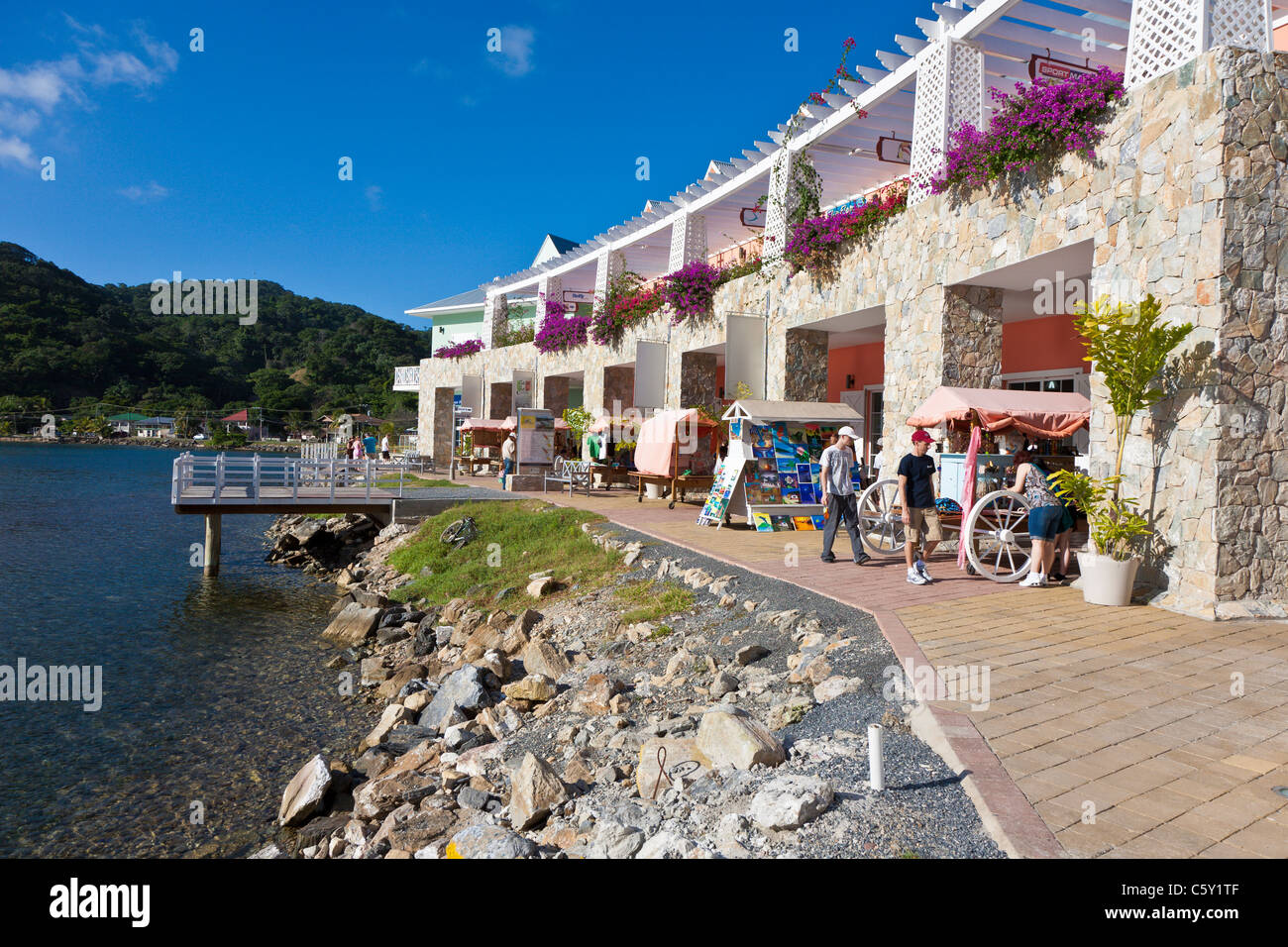 Centro città cruise port e negozi al foro Coxen sull isola di Roatan in Honduras Foto Stock